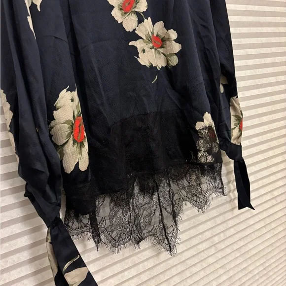 VINCE.‎ Gardenia Floral Print Tie Sleeve Silk Blouse w/added Lace Hem - Size M - Picture 8 of 8